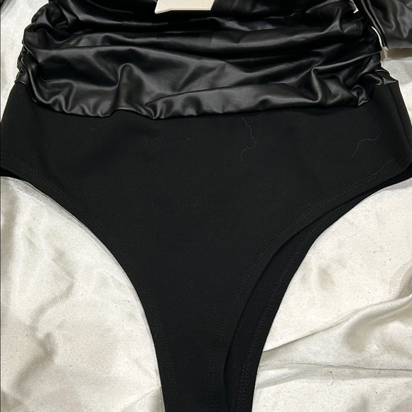 🌷 One Shoulder Bodysuit - Picture 8 of 8